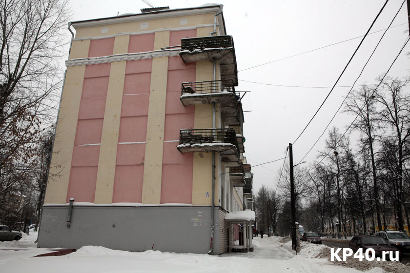 Это только подчеркивают слегка намарафеченно-отштукатуренные  дома. Чичерина своим обликом чем-то напоминает улицу Кирова образца 90-х годов. 