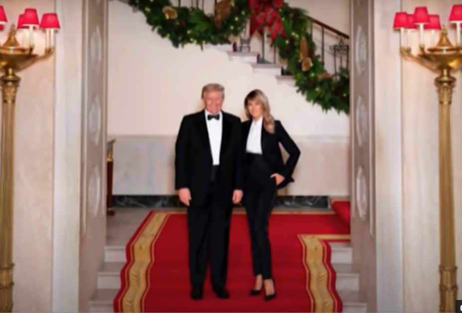 Рождественский снимок мелании Трамп выложила у себя в твиттере позировали еще 10 декабря то есть ровно за месяц и 10 дней,до того как Трампа должны будут официально покинуть белый дом.