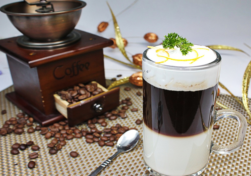 В сваренный кофе добавляют специи и некоторые продукты