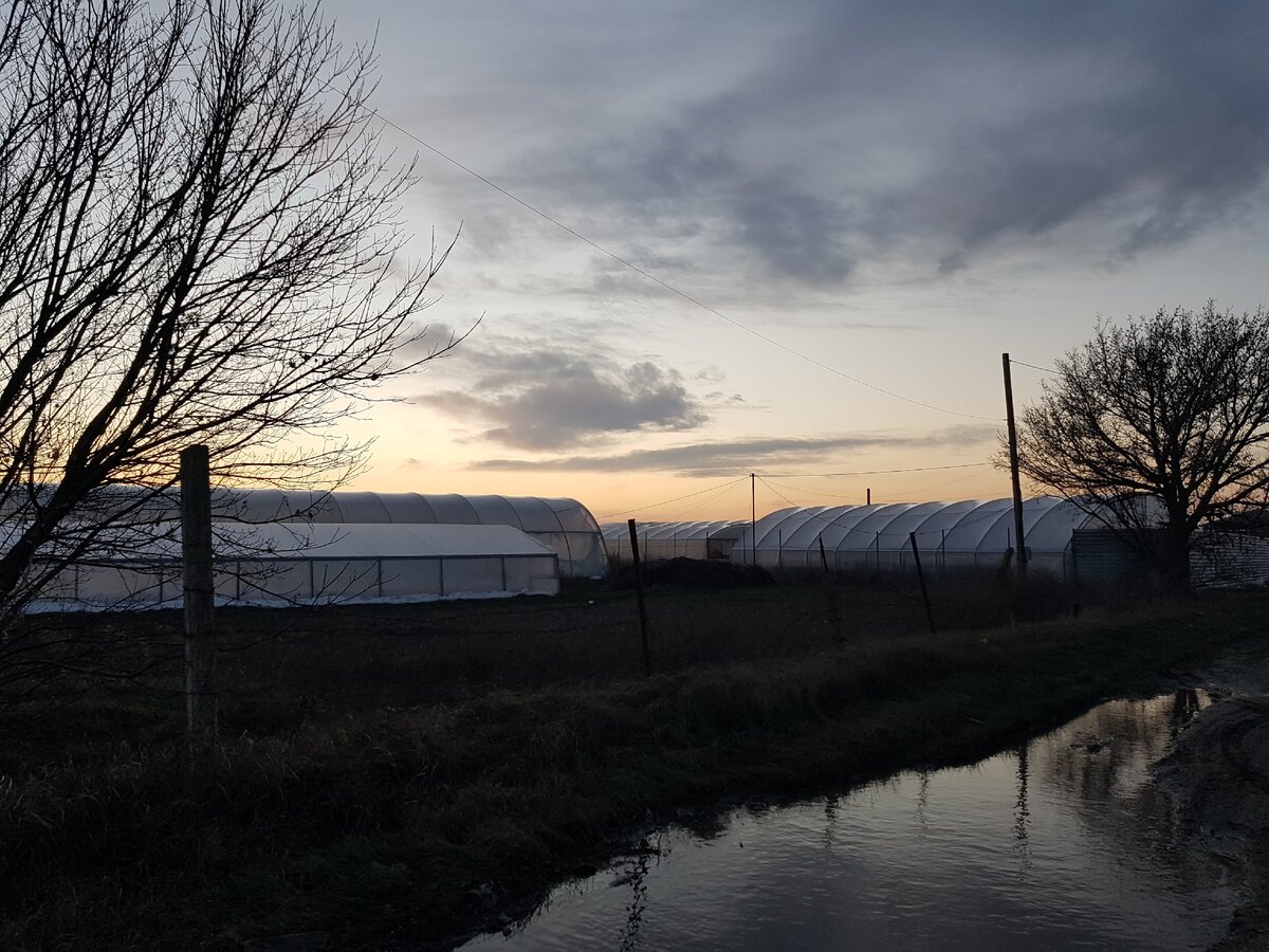 Река Салгир и теплицы в селе.