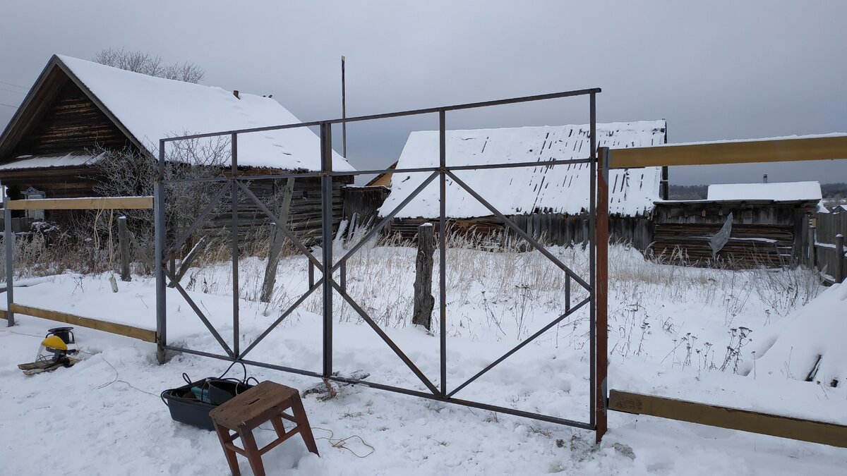 Первые боковые ворота, вид в сторону дома.