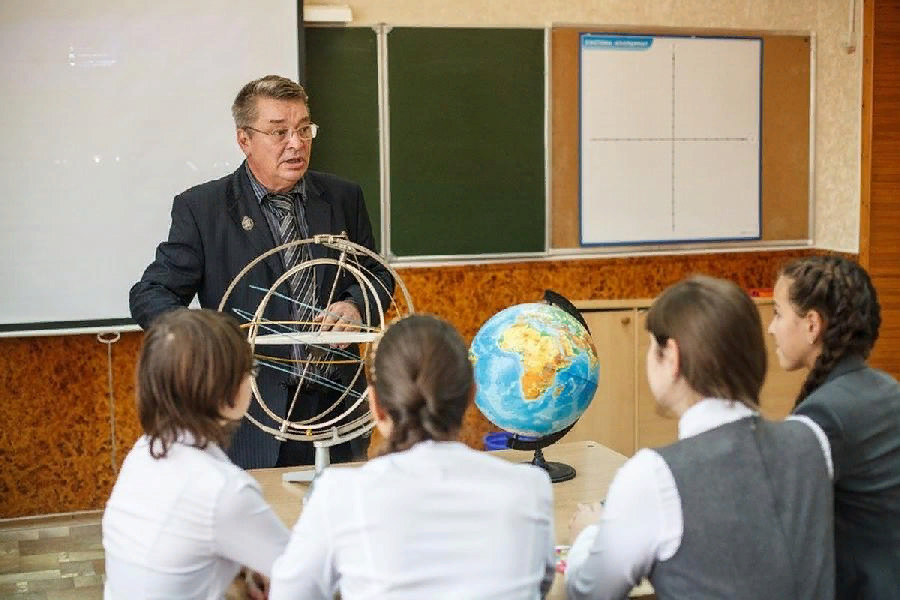 преподаватель астрономии. астрономию изучают в школе. урок астрономии в школе. урок астрономии в школе. астрономия изучение с нуля.