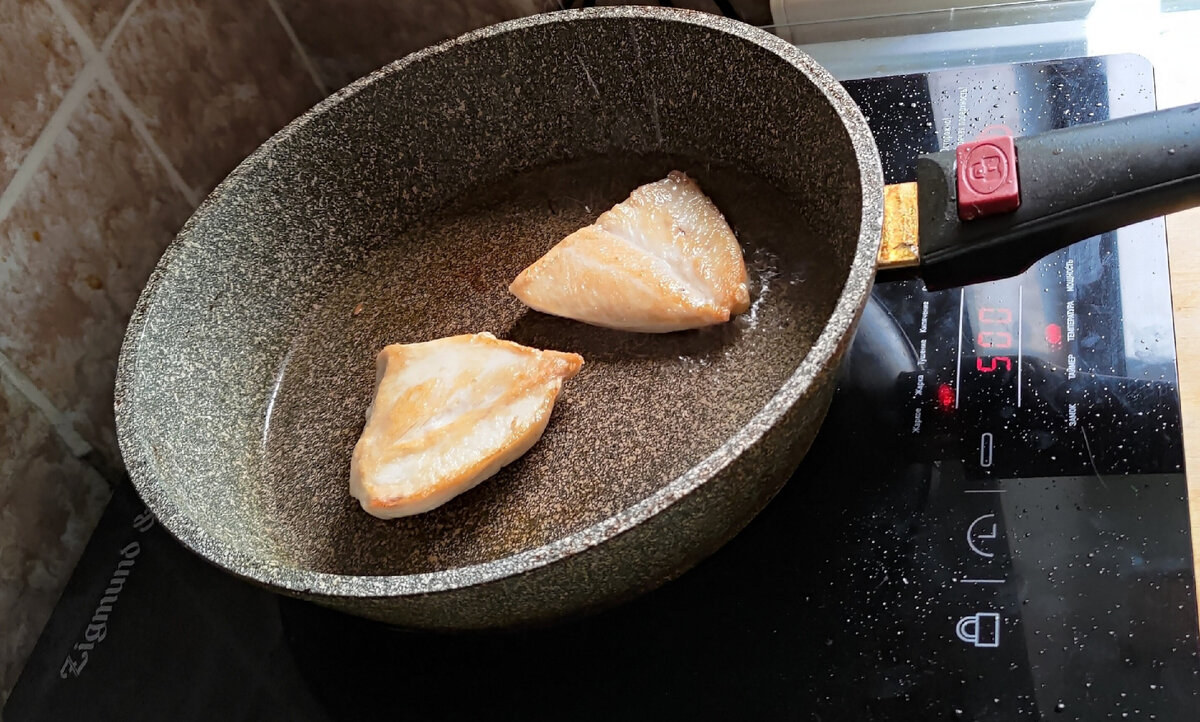 Обжариваем куриное филе