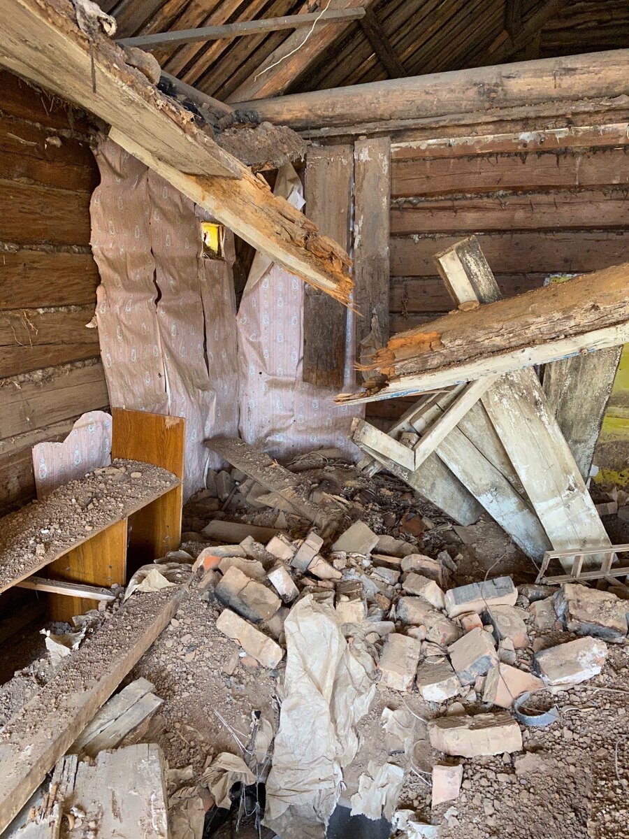 Когда это был крепкий деревенский дом. Сейчас - простая заброшка ...