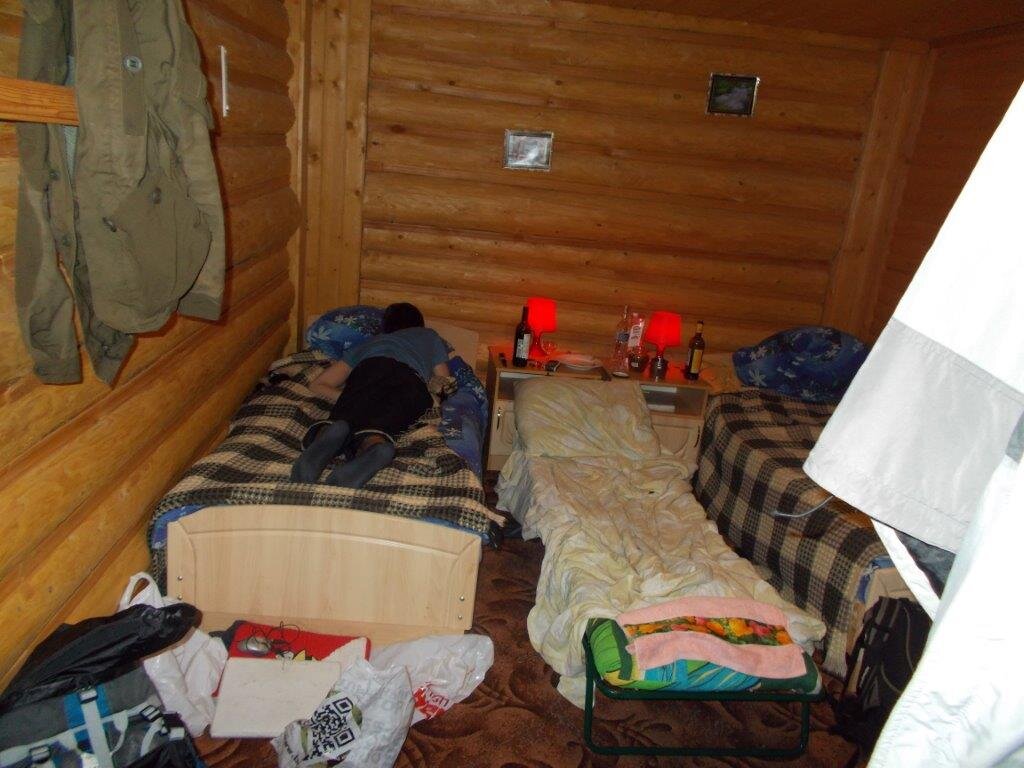 Персонаж не оттуда, но намекает нам о том, как это выглядит в изыскательской среде. Более натуралистичные картинки публиковать запрещено, так что отринем показушность. 