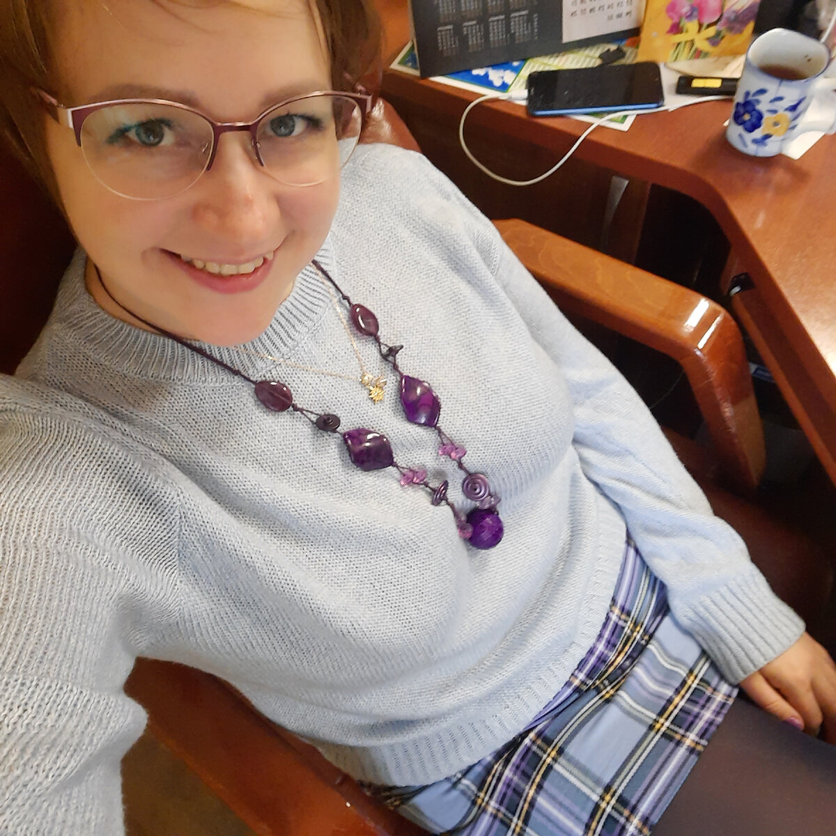 Обожаю свое рабочее место. Тут все, как мне удобно: стол, кресло, свет, расположение техники и бумаг. Я абсолютно в своей стихии.