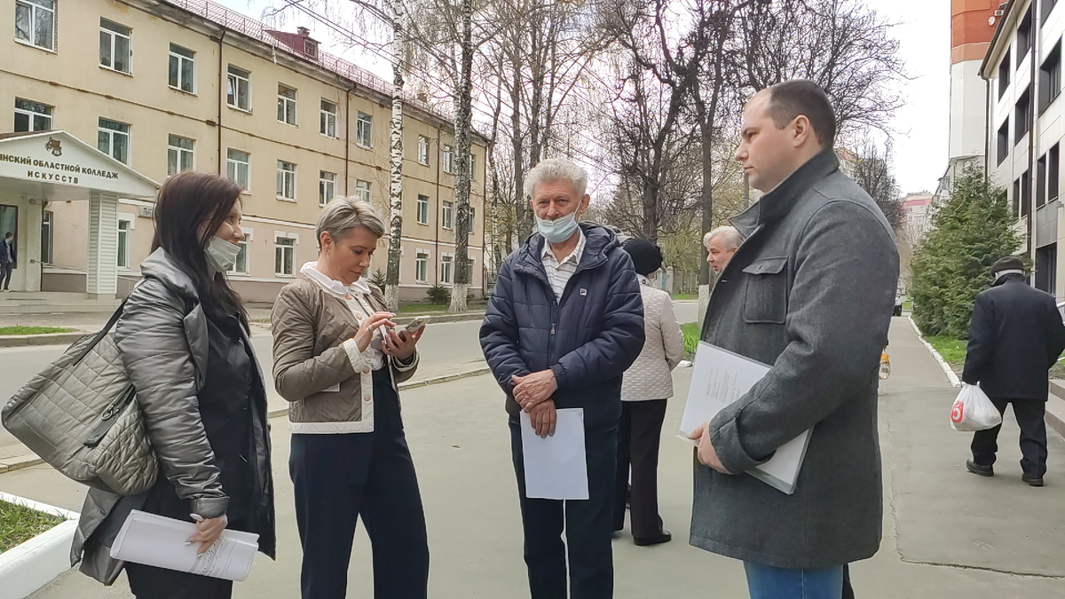 Холина (вторая слева) так хотела встретиться с жителями улицы Горького по больному для них вопрос вырубки деревьев и устройства огромной парковки под окнами домов, что устроила из мероприятия форменный скандал