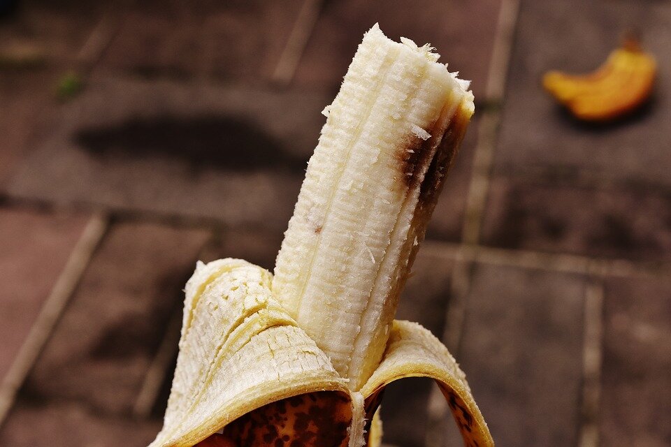 кожура  от банана снимает усталость глаз