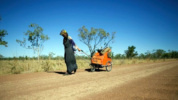 Анджела Максвелл страдала от солнечных ожогов и теплового удара в австралийской пустыне и лихорадки лихорадки денге во Вьетнаме (Кредит: Анджела Максвелл)