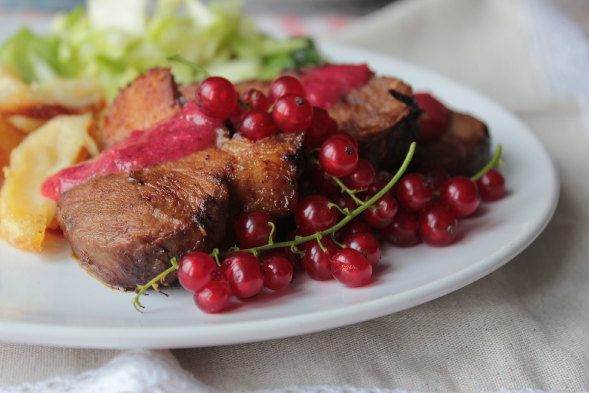Готовое мясо, предварительно замаринованное, а затем приготовленное и политое соусом