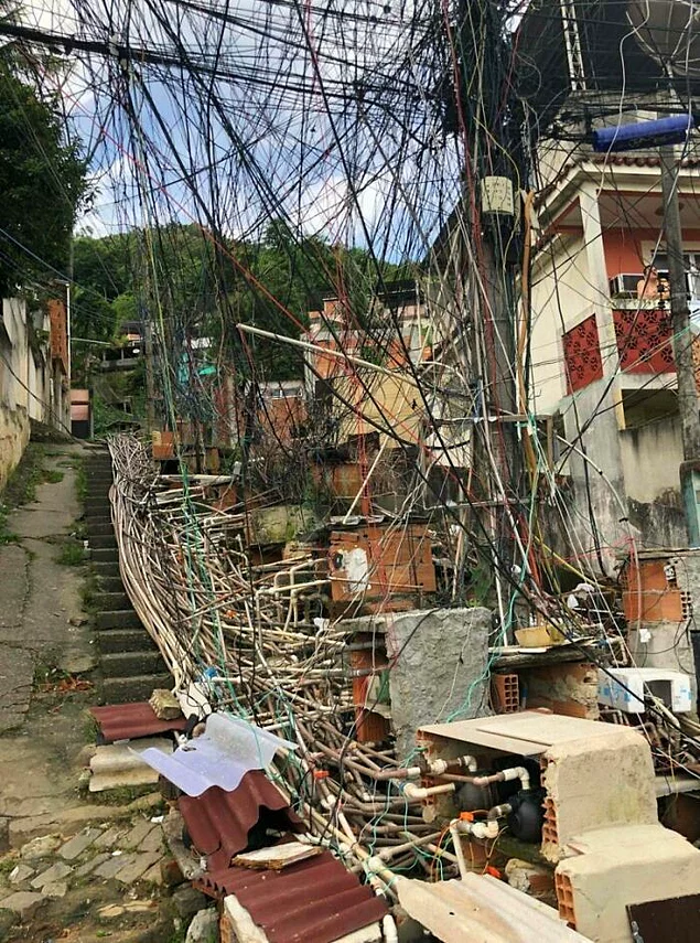 Мы привыкли видеть в Интернете идеальные снимки красивой архитектуры, зеленых пейзажей, живописных достопримечательностей, счастливых туристов и тому подобное.-17