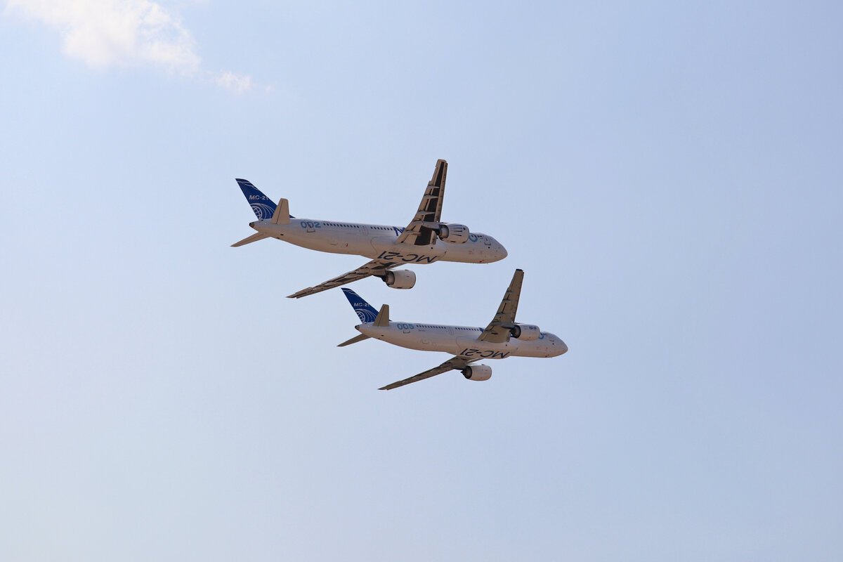 Семейство МС-21 вскоре расширится до 3-х модификаций. На фото - проход МС-21-300 и МС-21-310 на авиасалоне МАКС-2021