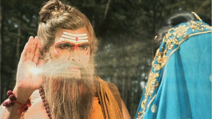 Брахман Дурваса дарит Кунти волшебную мантру. Кадр из сериала Махабхарата 2013 Фото из интеренета