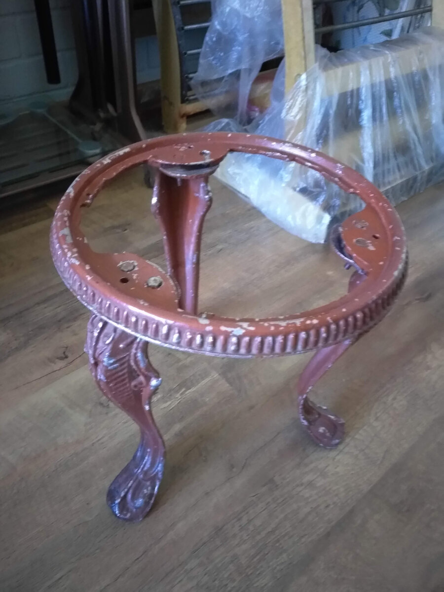 По случаю раздобыл старую основу для пуфика. Мне показалась она интересной и что её можно реанимировать.