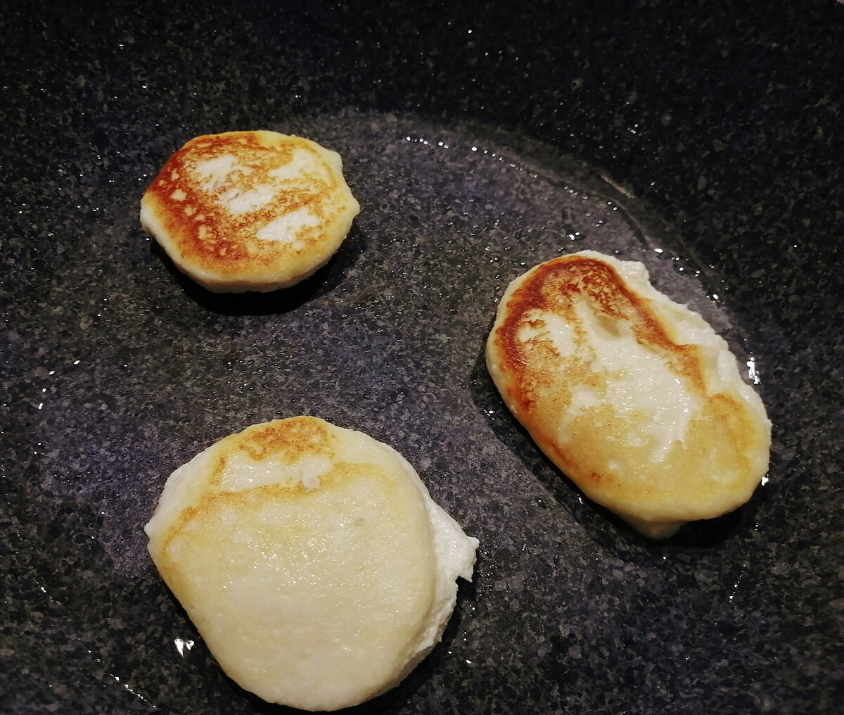 Любой повар всегда найдёт у себя на сковороде сырники-аутсайдеры, которым не повезло с красивой формой!