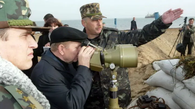 Леонид Кучма в 2003 году прибыл на остров Тузла, который Россия хотела присоединить к себе. Архивное фото