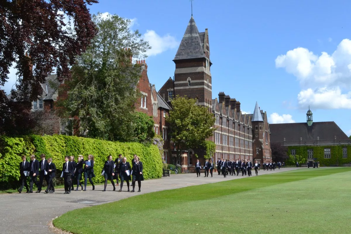 Британская школа. Фулемская школа Великобритании. Private School школа Великобритании. Гимназии Беркшира Великобритании. Оникс школа Англия.