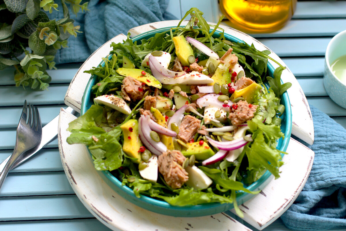 Лук добавить в любое блюдо легко и приятно. Решение от Елены @urbanistka_vl. Тунец, лук, руккола, моцарелла, авокадо, тыквенные семечки и оливковое масло с лимоном.