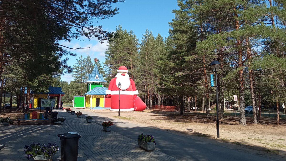 Ворота возле стадиона и надувной Сан