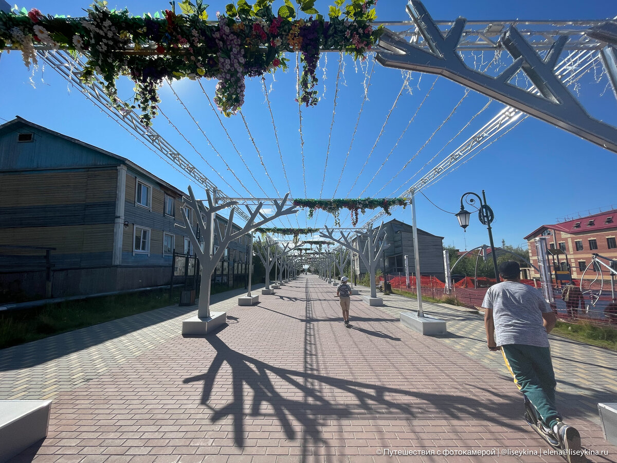 Даже в центре города не обошлось без старых построек