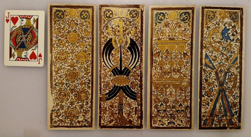 Современная игральная карта рядом с древними картами мамлюков