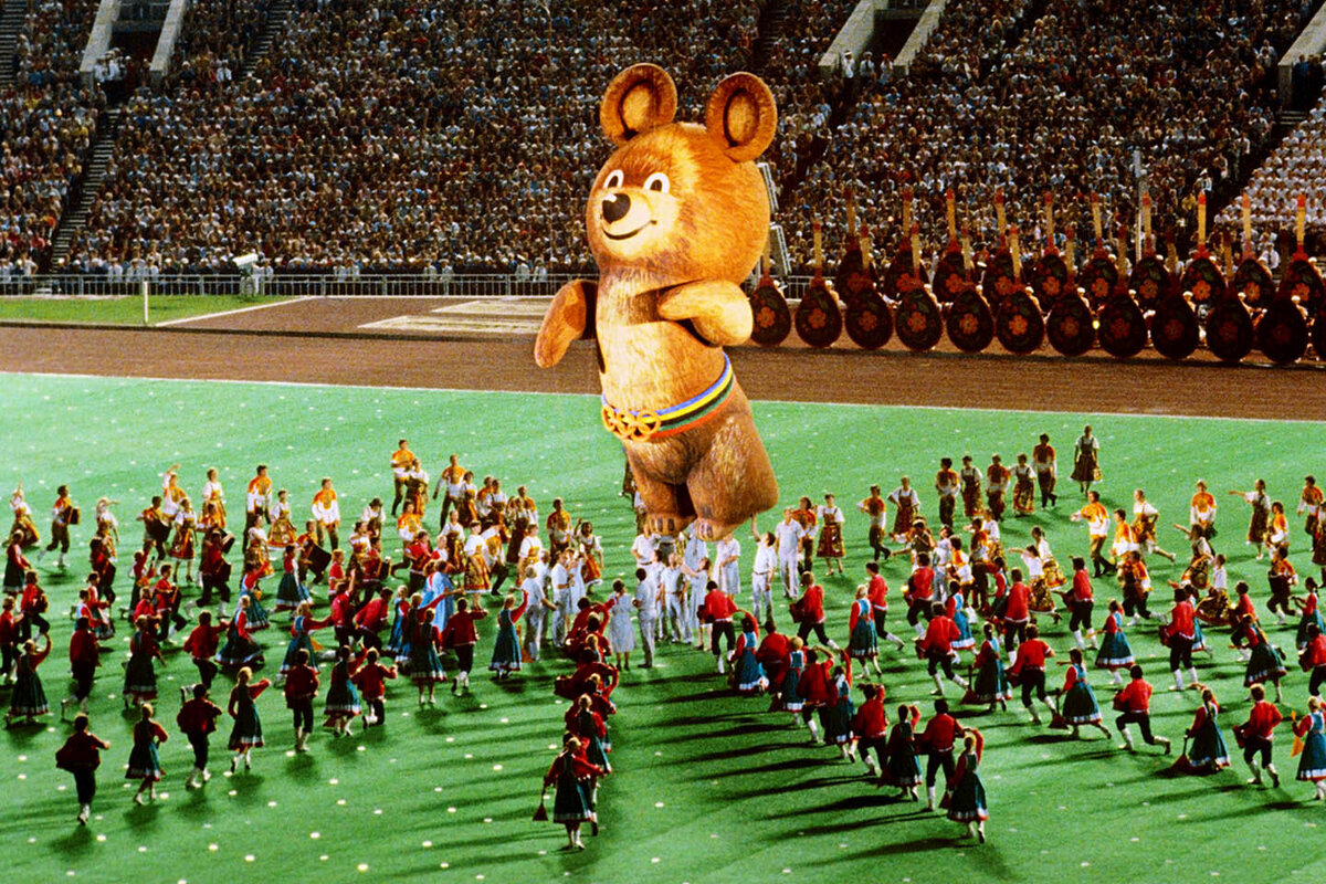 Олимпийский мишка - главный символ и талисман московских спортсменов