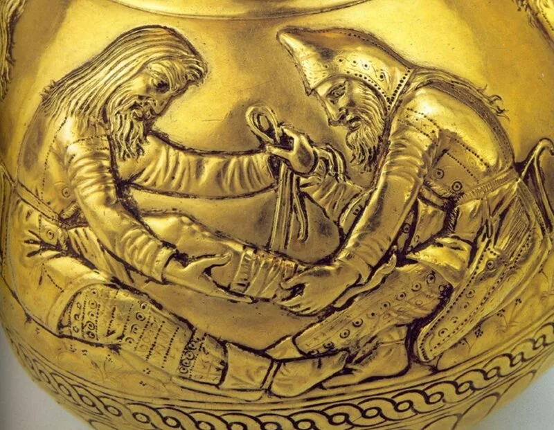 Кубок шаровидный, золотой с рельефными изображениями сцен из скифской жизни (IV век до н.э.) из кургана Куль-Оба в Керчи