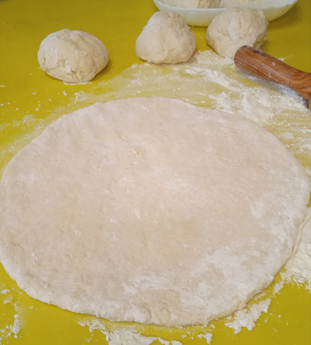 Друзья! Если нужно быстро и вкусно накормить семью на завтрак-этот рецепт для вас! Всего полчаса времени, и румяные хачапури у вас на столе!-7