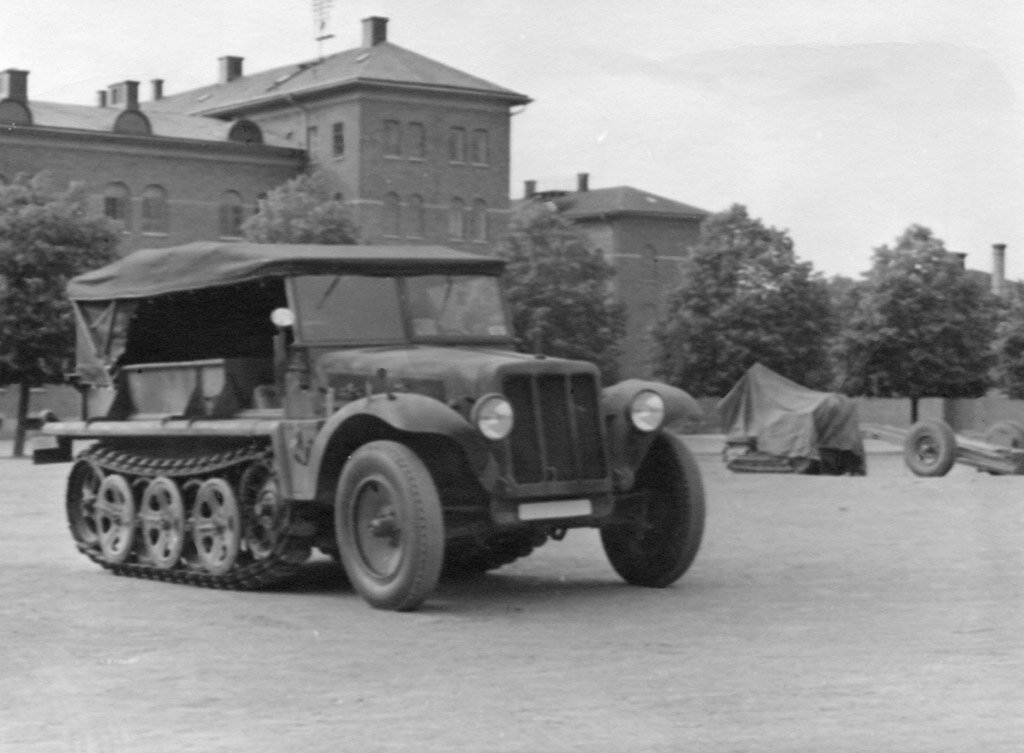 Испытания Sd.Kfz.10 в артиллерийском полку A 6. В дальнейшем тягач приняли на вооружение как Artilleritraktor m/40.