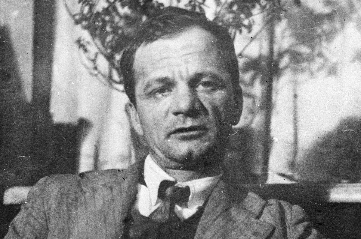 Практически на всех фото, кроме юношеских, в лице Платонова есть что-то мученическое