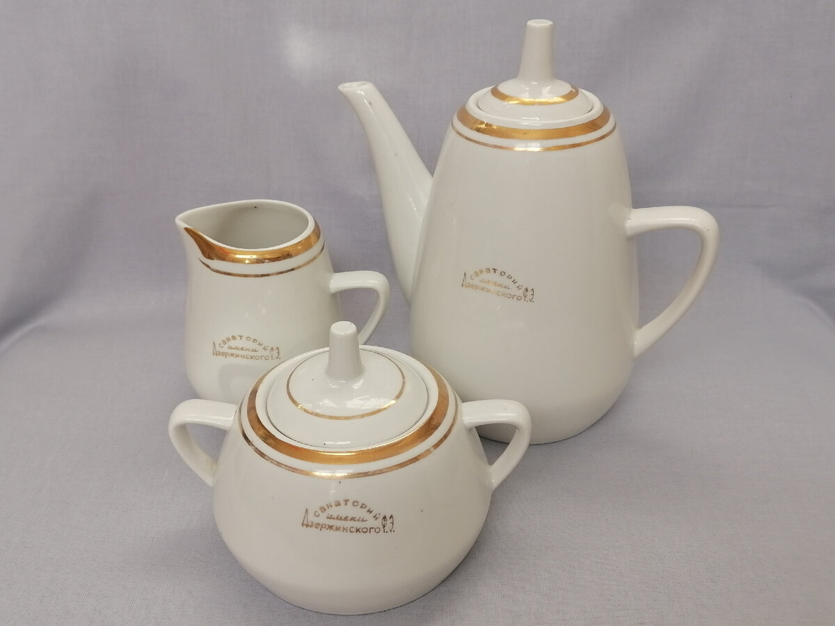 Кофейник, сахарница, сливочник.