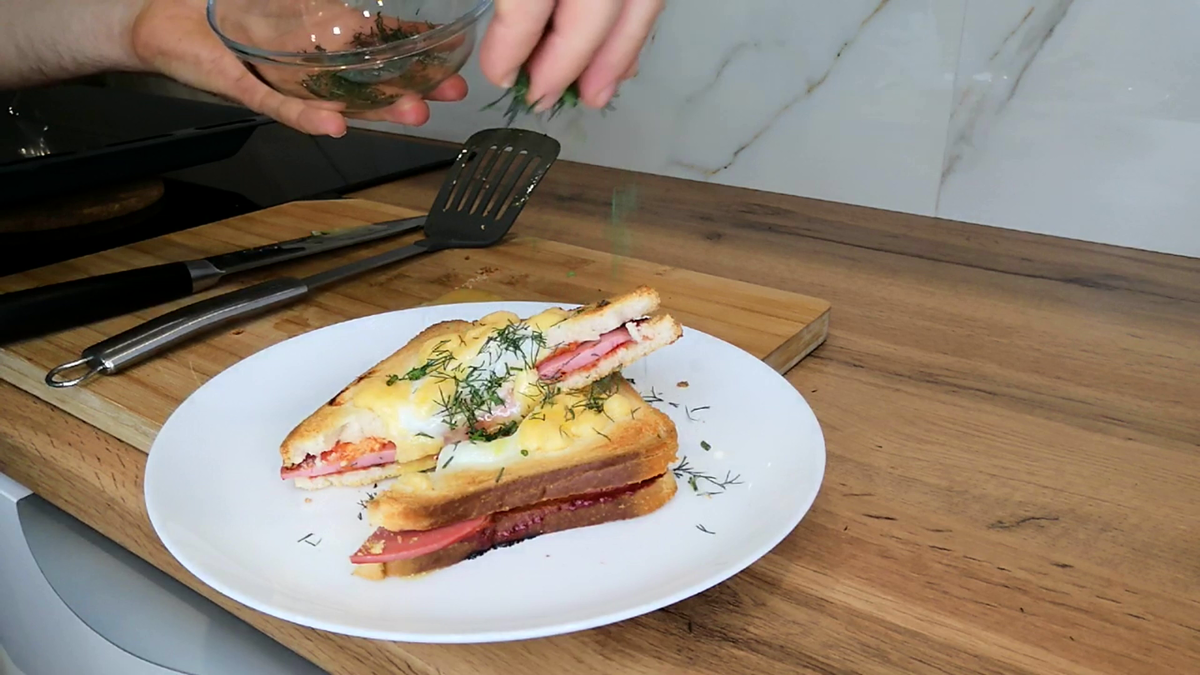 Посыпаем зеленью бутерброд