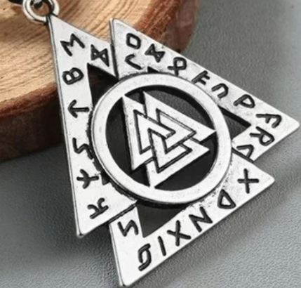 Валькнут. Тройной денежный треугольник. Заговаривается на Ваше Имя. Узнать подробнее и купить можно на сайте Мастерская удачи (ссылка в профиле или напишите название сайта в Яндексе). 