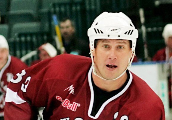 Фото: m.sport-express.ru советский и российский хоккеист, крайний нападающий, Олимпийский чемпион 1988 года, чемпион мира 1989 года, обладатель Кубка Стэнли 2000 года. Член тройного золотого клуба - Александр Геннадьевич Могильный