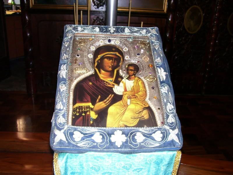 Эта икона цветной ксерокс с иконы, хранителем которой был Жозе Муньос. Он сам приезжал перед тем, как его убили и разрешил сделать копию и эта копия много времени мироточила.