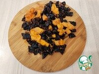    Сухофрукты добавить в миску и залить холодной водой на 3-4 часа, затем тщательно промыть в нескольких водах.