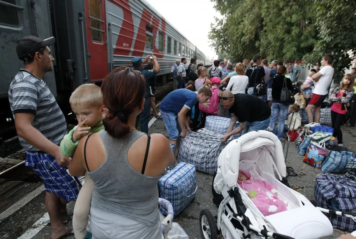 Жилье вынужденным переселенцам. Вынужденные переселенцы. Беженцы и переселенцы. Беженцы из Украины в Россию. Беженцы с чемоданами.