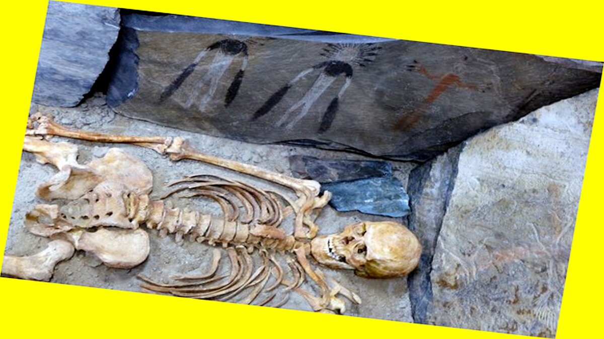 Археолог также заметил пятна красной охры на черепе человеческого скелета.