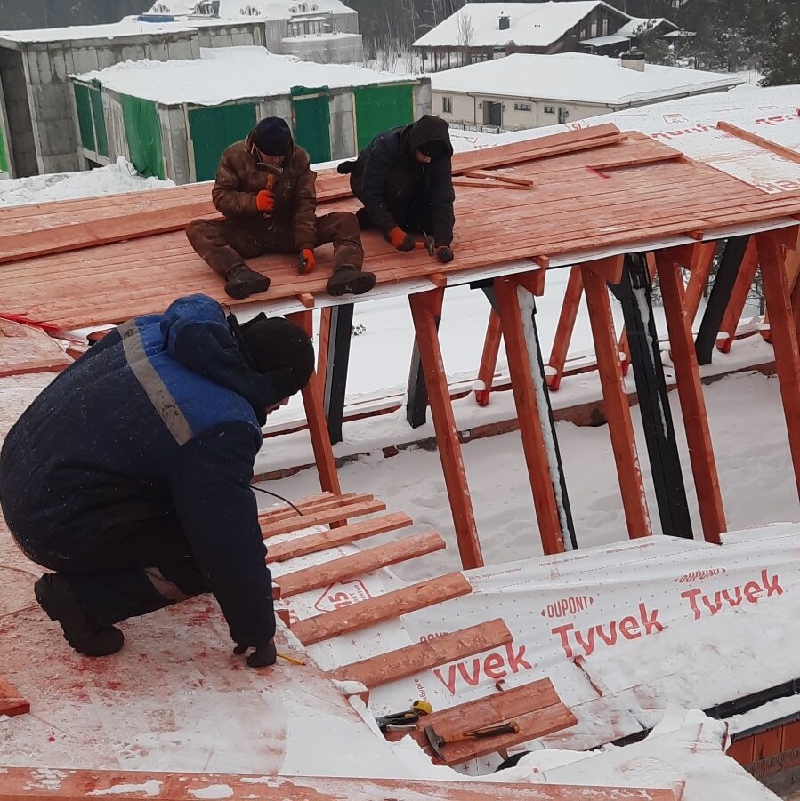 В коттеджном поселке бизнес-класса Ново-Николино на Рублево-Успенском шоссе продолжается строительство двухэтажного дома в классическом стиле по проекту дизайн-студии Анжелики Прудниковой.-2-3