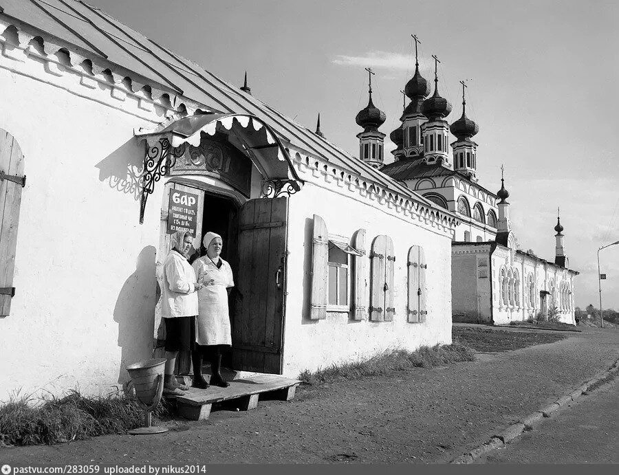 В советское время в церкви Богоявления на набережной находился пивной бар. Сейчас там выставочный центр Фото https://pastvu.com