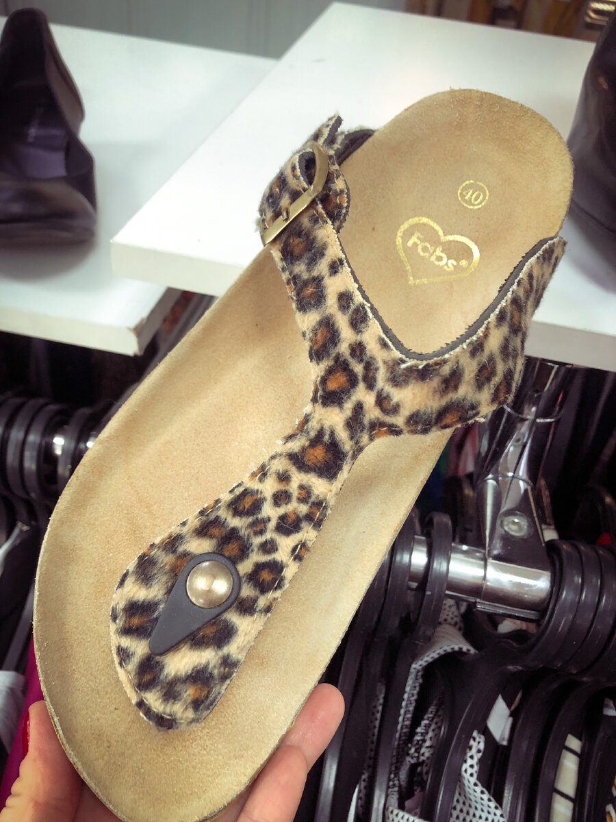 Натуральная кожа на стельке и искусственный мех снаружи в размере 39