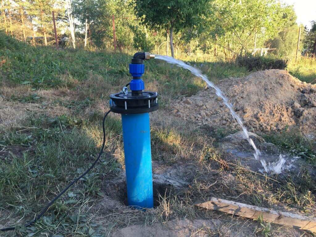 Скважина с обсадной пластиковой трубой. Фото из открытых источников