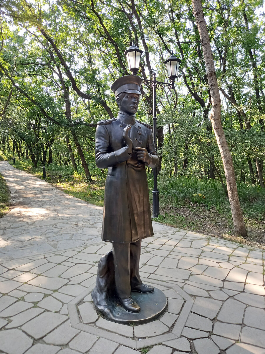 Скульптура Григория Печорина в Емануелевском парке в Пятигорске