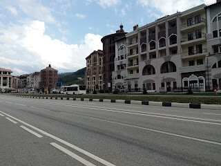 Автобусы в Роза Хутор через Красную Поляну совершают регулярные рейсы по маршрутам 105 и 535. 105 маршрут начинается от ТРЦ "Моремолл" в Сочи, заезжает на железнодорожный вокзал Сочи, после чего проезжает в Адлер, но здесь есть несколько вариантов маршрута (они маркируются буквами), нужно уточнить у водителя, поедет ли он прямо до Адлера или будет заезжать в Кудепсту, Хосту. Хотя, если Вам некуда торопится садитесь на любой, заодно увидите и эти поселки. По-времени это будет больше на 25-40 минут. В Адлерском районе все разновидности 105 маршрута проезжают с городской стороны вокзала Адлер, после чего через развязку уходят на аэропорт, не заезжая в центр Адлера. От вокзала Адлера до аэропорта в 15 минут езды пара остановок. После аэропорта автобус проезжает через населенные пункты, в том числе ПГТ Красная поляна, в которой центральной остановкой считается "вертодром" и его конечной остановкой является курорт Роза Хутор. По-времени, от Сочи до Розы Хутор 1,5-2часа, в зависимости от маршрута и плотности пробок.
Горки Город
  535 маршрут начинается от остановки  «Вокзал Имеретинский курорт». Это рядом с Олимпийским парком, и сейчас является частью Федеральной территории Сириус. 535 маршрут имеет вариант с буквой "э". Это экспресс маршрут, он не проходит потсельским остановкам, а сразу движется до Красной Поляны и Роза Хутор. Минут за 40 Вы доберётесь до конечной точки, это очень удобно. Конечно, можно добраться от этого же места и на электричке Ласточке, но автобусы ходят гораздо чаще.
