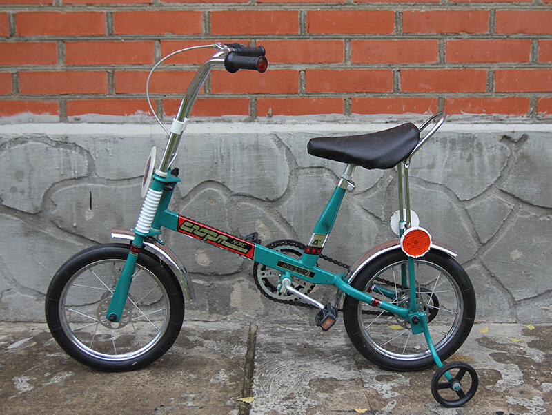 Детский велосипед «Спорт-Люкс», изготовленный на заводе «Электростальтяжмаш» (Электростальский Завод Тяжелого Машиностроения) в городе Электросталь Московской области в 1990 году. Из коллекции Веломузея Андрея Мятиева.