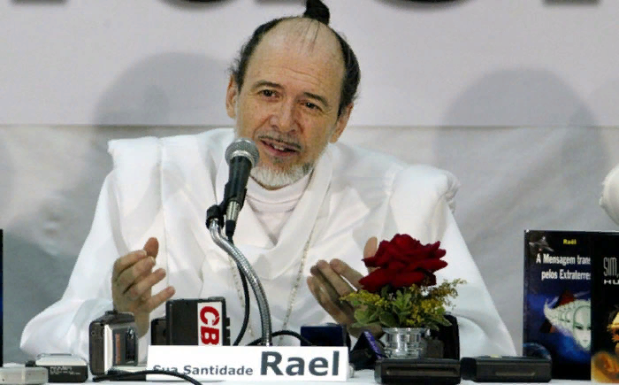 Клод Ворилон - профессиональный автогонщик, журналист, писатель и основатель секты Раэля.