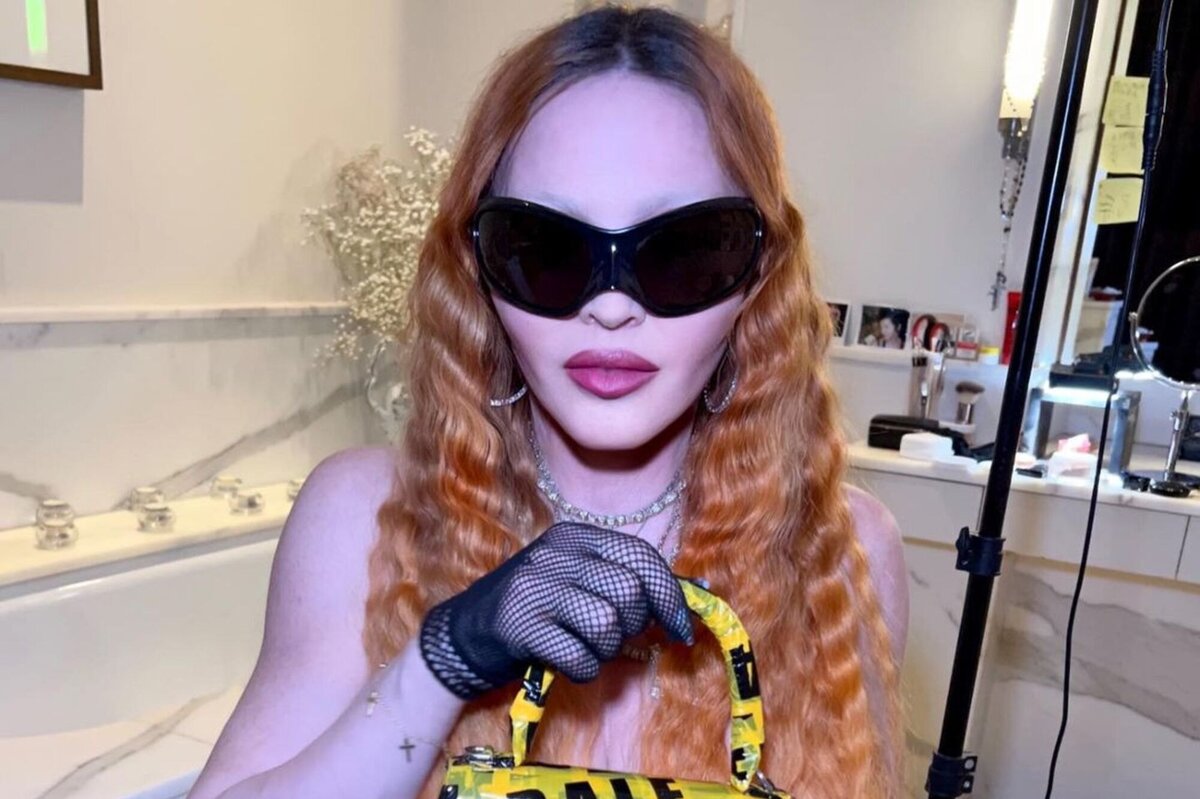     «А где бюстгальтер? Провоцируешь!»: Мадонна топлес вызвала ажиотаж