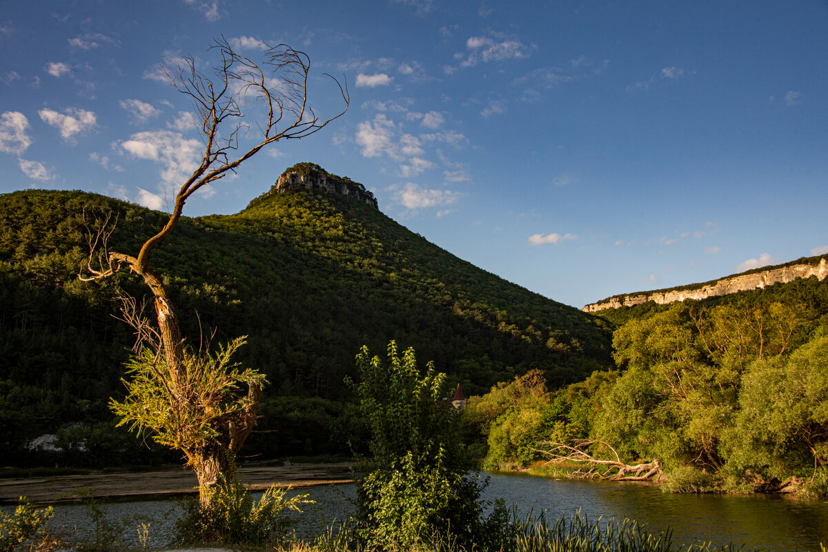 Вооон там когда–то жили люди. Лучший вид из окна сложно придумать!