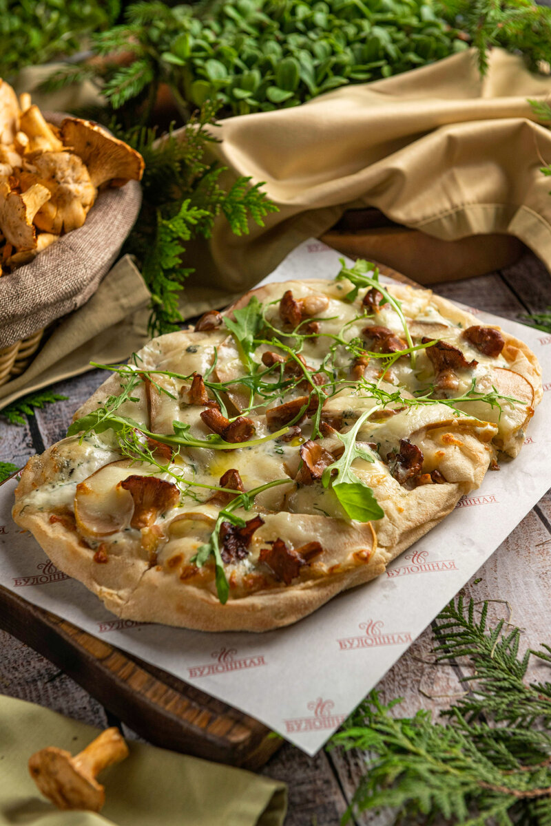 Пицца с лисичками из летнего меню "Булошная"