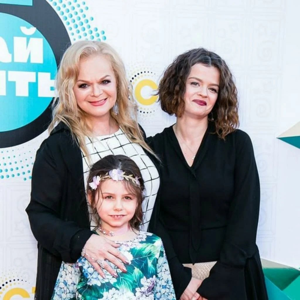 Лариса Долина с дочерью и внучкой